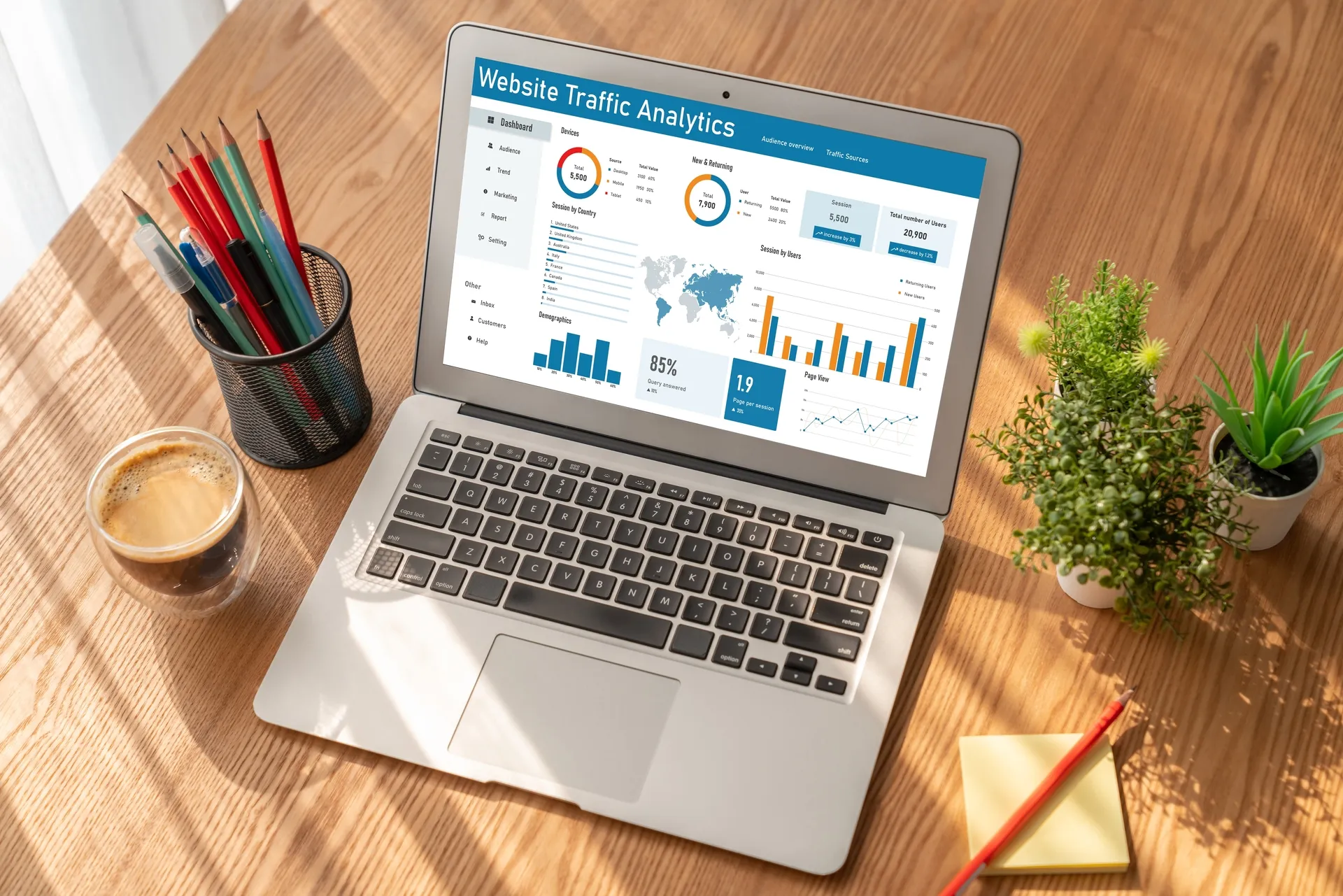 Analýza návštěvnosti webu a SEO dat na notebooku pomocí přehledného analytického dashboardu