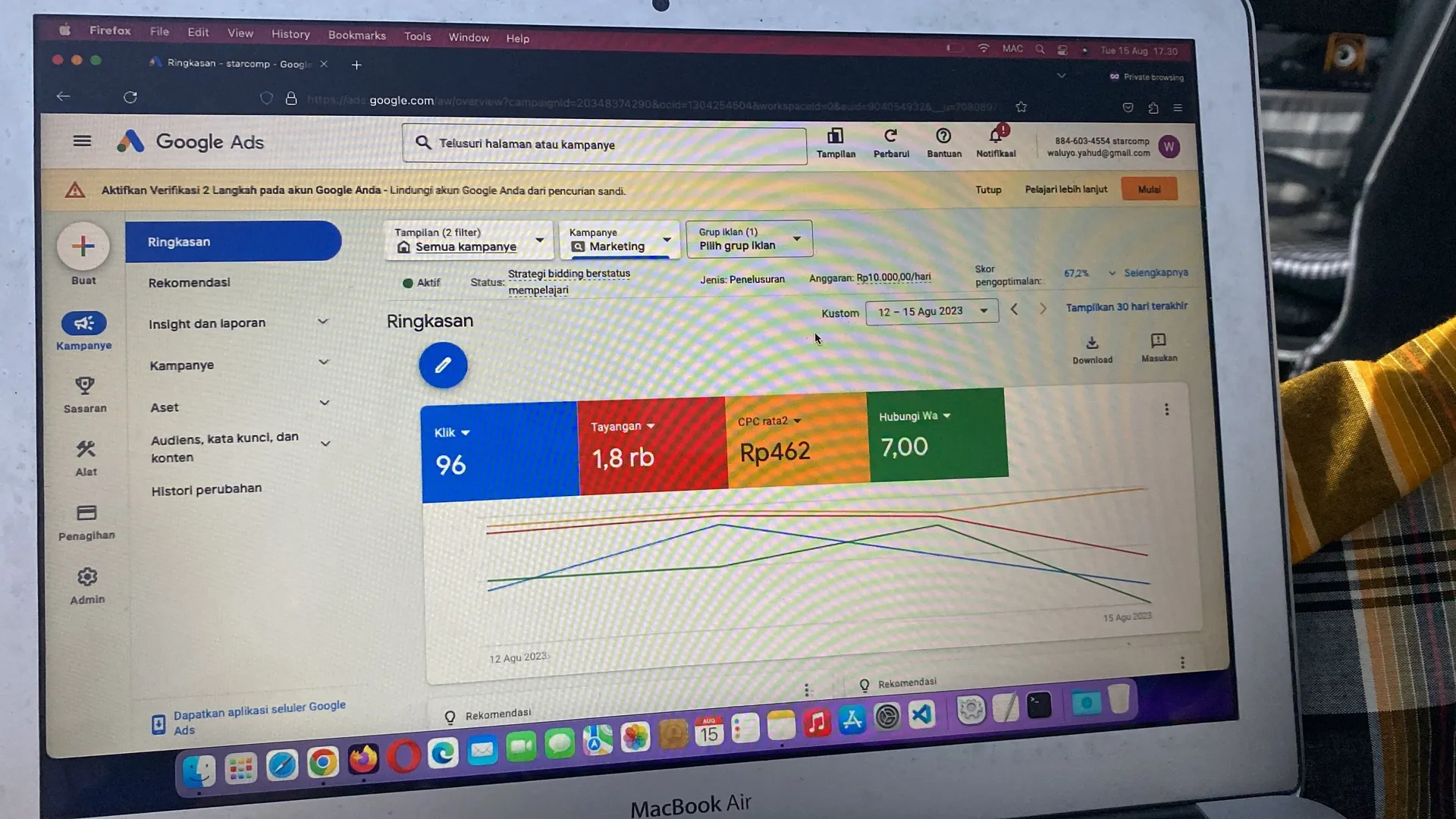 Rozhraní Google Ads pro správu PPC kampaní, kliknutí, zobrazení a konverzí